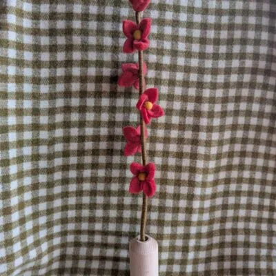 Tiges de fleurs Melon de Gry & Sif, en feutre de laine. Fleurs artificiels en laine néo-zélandaise, commerce équitable (Fair Trade).