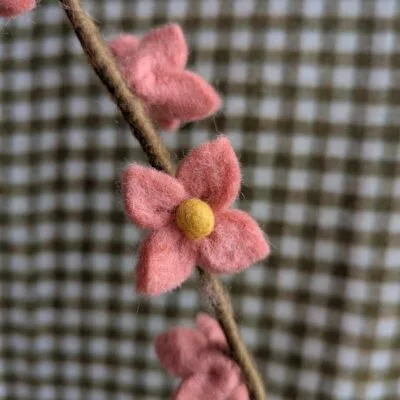 Tige de fleurs en feutre Dusty Red de la marque Gry & Sif. Tiges fleuries artificielles certifiées commerce équitable - fair trade.