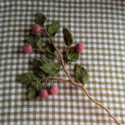 Branche de pommier Gry & Sif en feutre de laine, avec des feuilles vert foncé et des petites pommes rouges. Branchage artificiel de pommier issu du commerce équitable - fair trade.