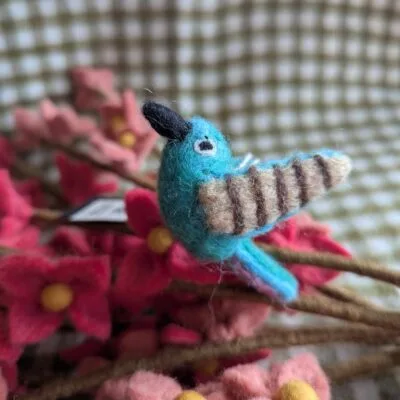 Colibri Gry & Sif en feutre de laine bleu. Oiseau colibri à suspendre avec fabrication artisanale et Fair Trade.