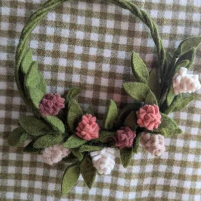 Couronne de fleurs d'artichaut en laine feutrée de la marque Gry & Sif. Couronne végétale artificielle issue du commerce équitable.