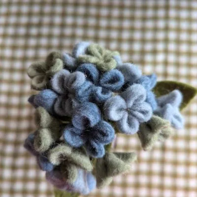Fleur hydrangea bleue de la marque Gry & Sif en feutre de laine, d'une taille de 20 cm.