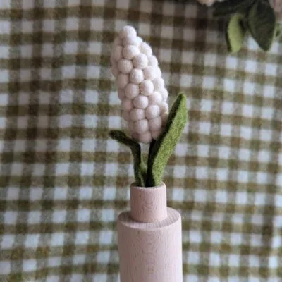 Fleur de jacinthe blanche de Gry & Sif en feutre de laine dans un soliflore. Fleur artificielle de jacinthe blanche avec un feuillage vert.