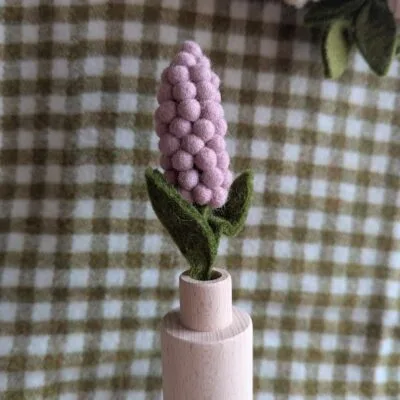 Fleur de jacinthe lavande de Gry & Sif en feutre de laine dans un soliflore. Fleur artificielle de jacinthe avec un feuillage vert.