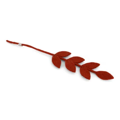 Branche de feuillage en feutre rouge de Gry & Sif, avec des feuilles pointues.