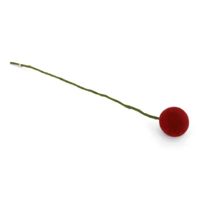Fleur boule en feutre XL rouge foncé de Gry & Sif sur surface en bois