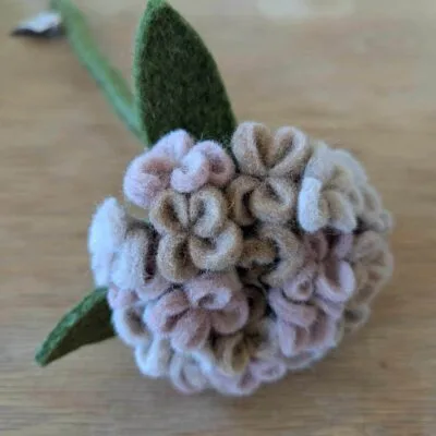 Grande Hydrangea rose de Gry & Sif posée sur une surface en bois