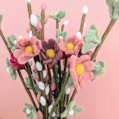 Fleur en feutre anémone dans un bouquet