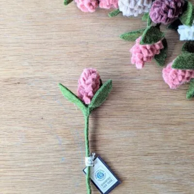 Fleur d'artichaut vieux rouge en feutre de la marque danoise Gry & Sif.