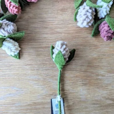 Fleur d'artichaut vieux rose en feutre de la marque danoise Gry & Sif.