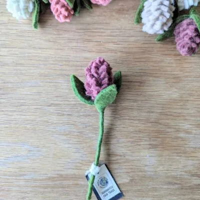 Fleur d'artichaut rouge en feutre de la marque danoise Gry & Sif.