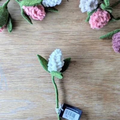 Fleur d'artichaut blanche en feutre de Gry & Sif