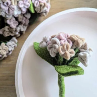 Petit Hydrangea Rose en feutre de Gry & Sif