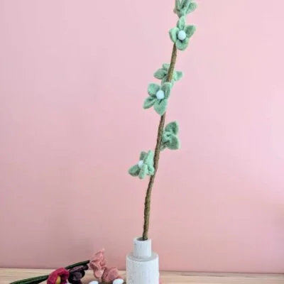 Tige de fleurs en feutre vert menthe de Gry & Sif