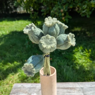 Capsule de coquelicot en feutre (poppy seed) de Gry & Sif - bouquet de 6 capsules