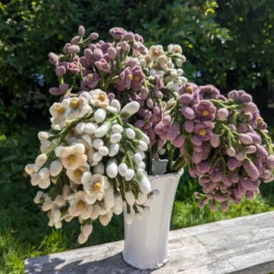 Glycine en feutre de Gry & Sif - bouquet de glycines blanches et violet poudré