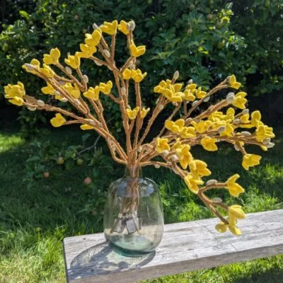 Branche de forsythia en feutre avec clochettes dorées de Gry & Sif
