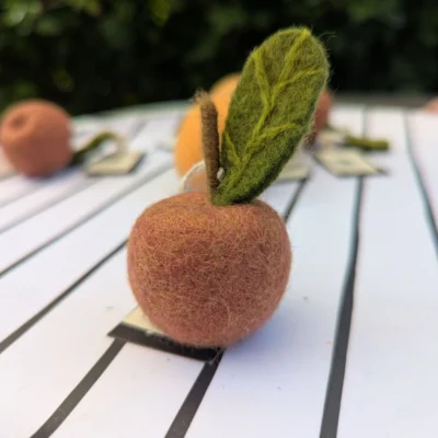 Pomme en feutre à suspendre - vieux rouge - Gry & Sif