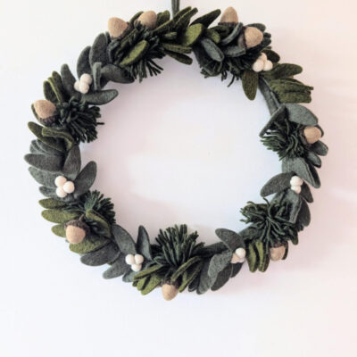 Couronne de baies blanches et glands en feutre de laine