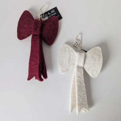 petit nœud en feutre de laine rouge et blanc