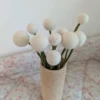 Fleur boule en feutre blanche de Gry & Sif
