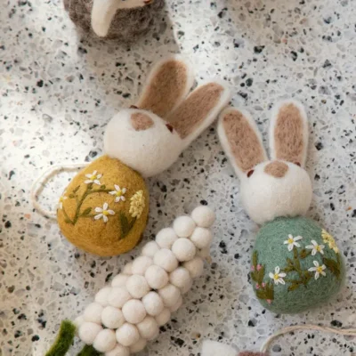 Petit lapin brodé de fleurs de Gry & Sif