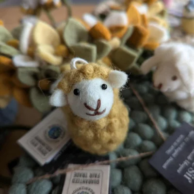 Mouton assis ocre de Gry & Sif