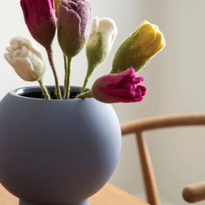 Tulipe en feutre de laine de la marque Gry & Sif