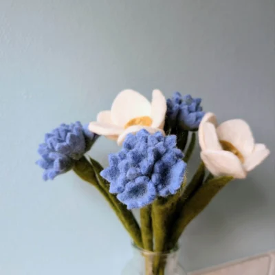 Bouquet Nirandone fleurs en feutre Gry & Sif