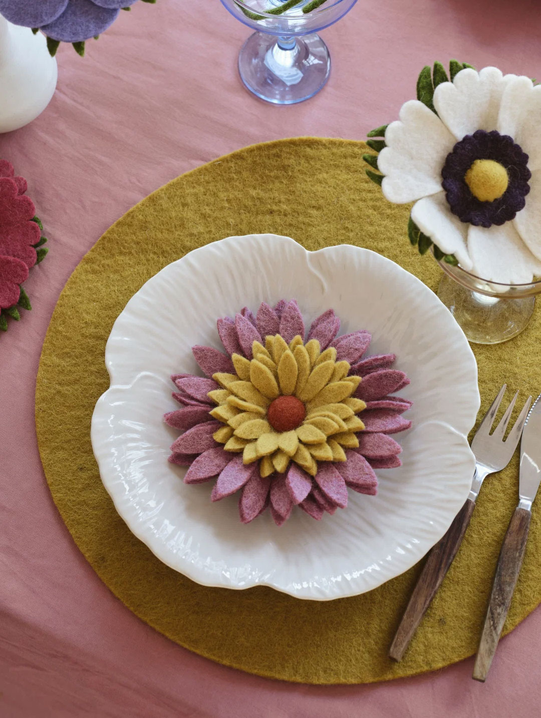 Gerbera de décoration murale en feutre 16 cm - Gry & Sif – Image 4