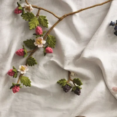 Branche de framboisier en feutre 60 cm – Gry & Sif
