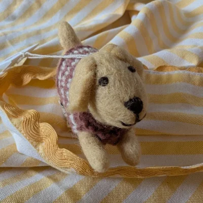 Labrador au pull tricoté à suspendre de Gry & Sif