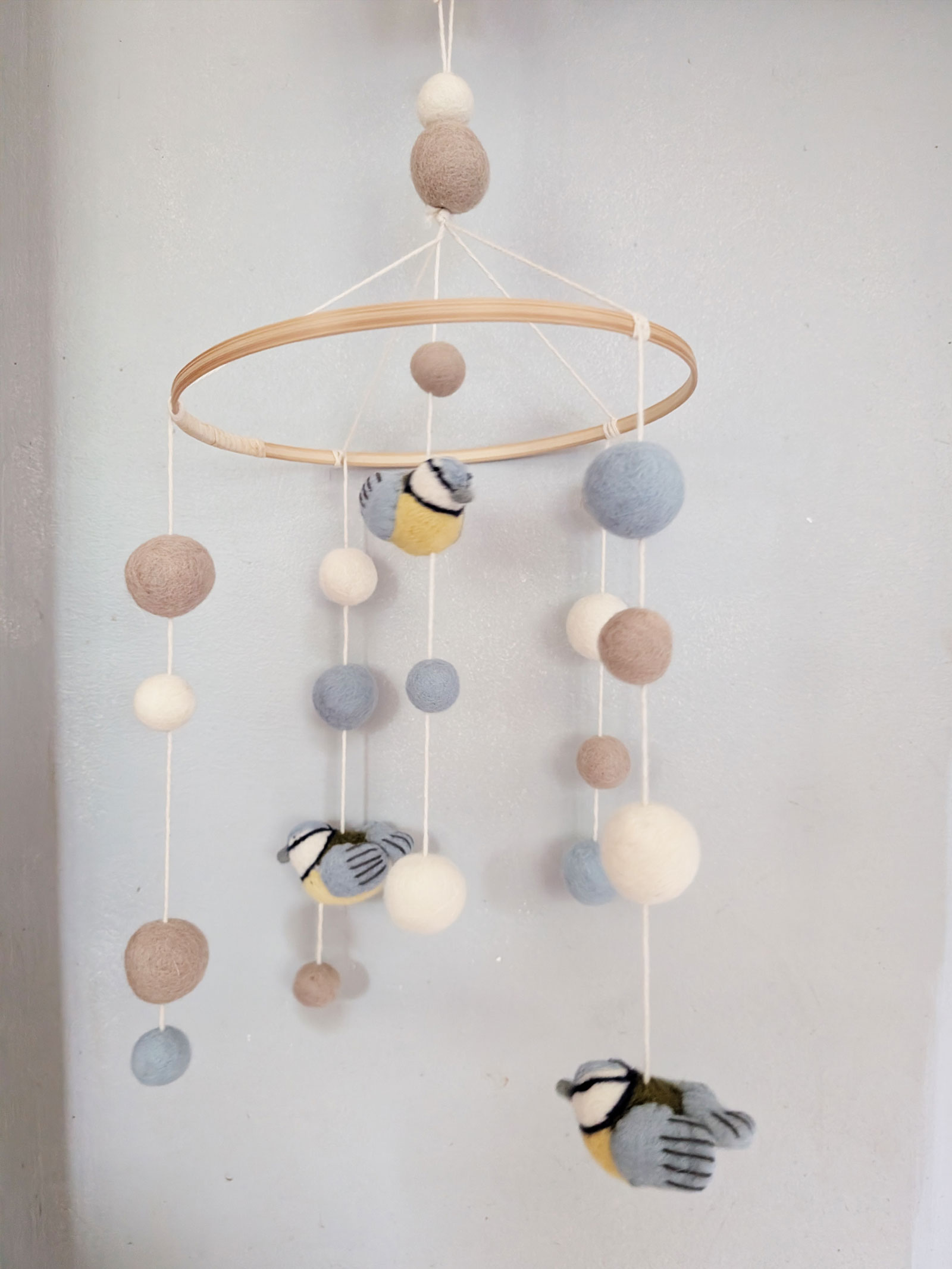 Mobile oiseau en feutre – Jaune / Bleu – Gry & Sif – Image 2