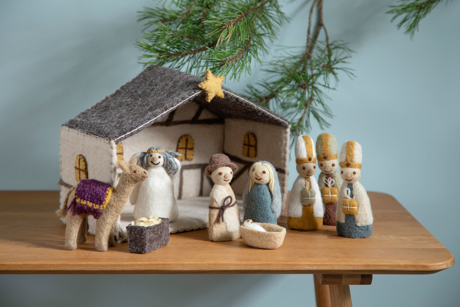 Chameau en feutre Gry & Sif dans une crèche de Noël
