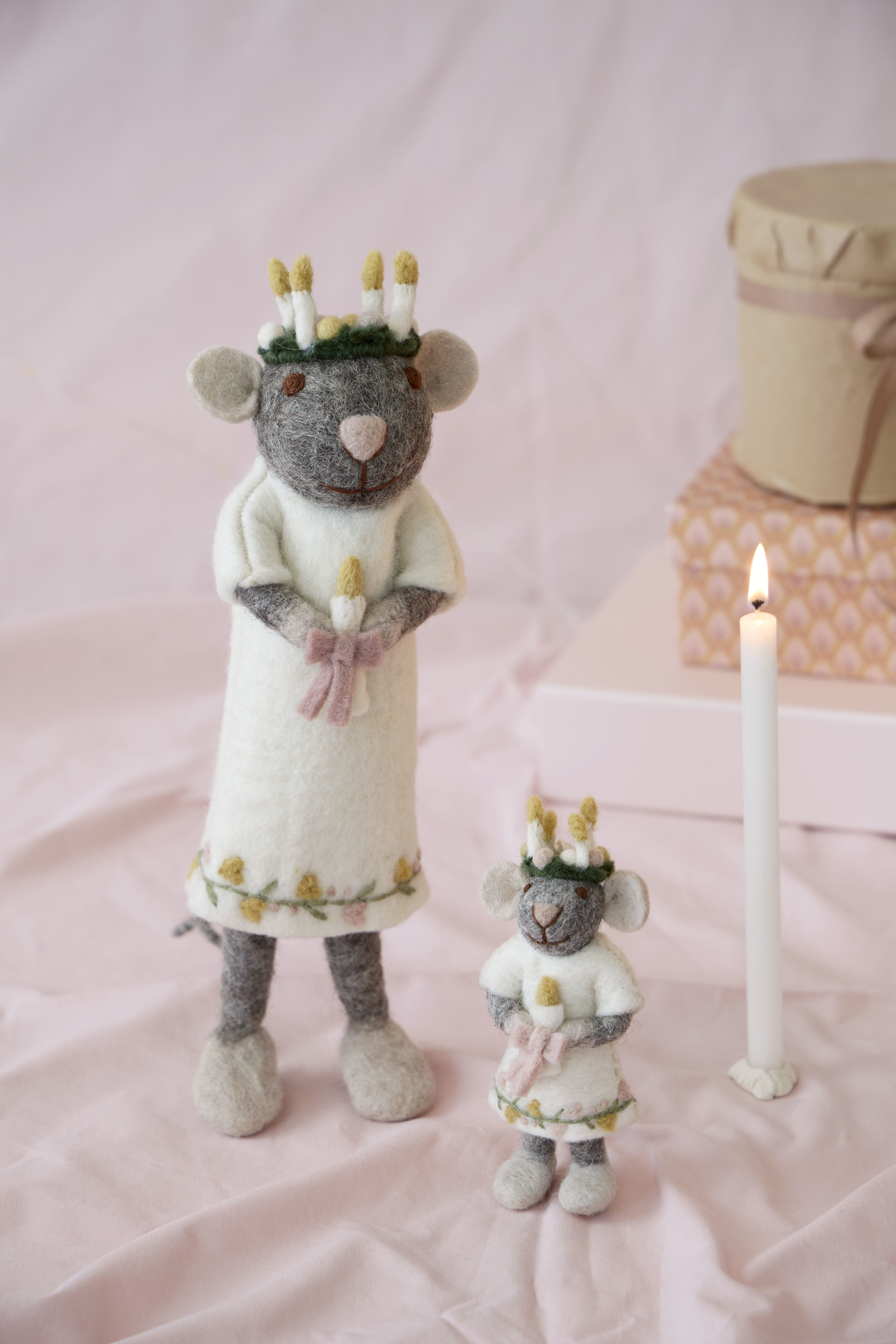 Souris Sainte-Lucie en feutre dans une décoration de Noël