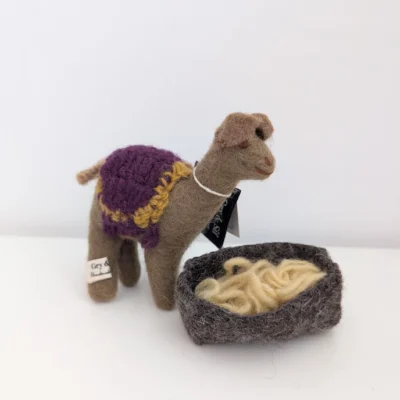 Chameau et botte de foin en feutre Gry & Sif pour crèche de Noël