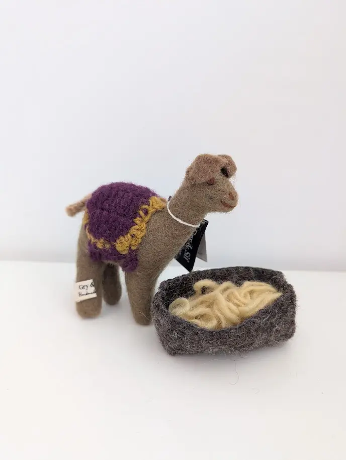 Chameau et botte de foin en feutre Gry & Sif pour crèche de Noël