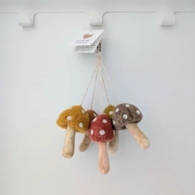 Lot de 5 champignons en feutre à suspendre – Gry & Sif