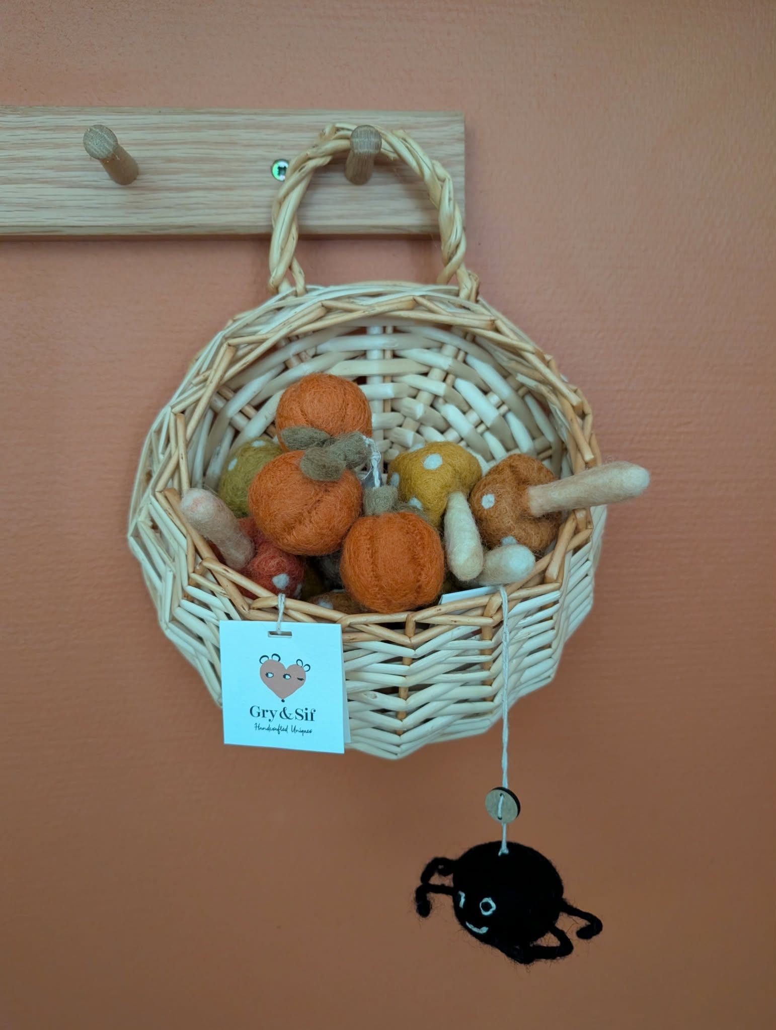 Panier en osier garni de champignons et de citrouilles en feutre Gry & Sif, avec une araignée suspendue