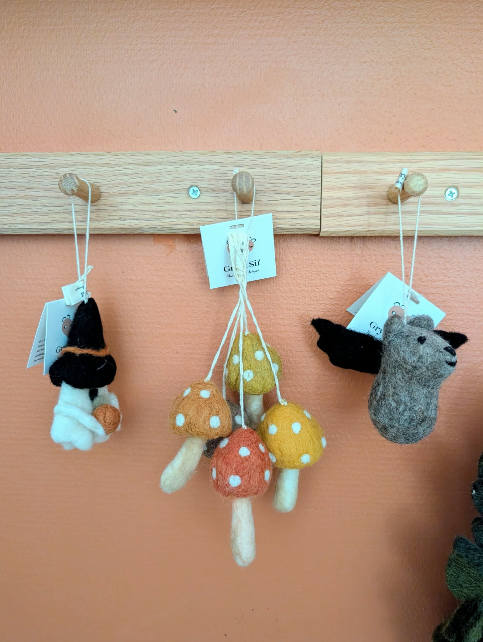 Fantôme d'Halloween, bouquet de champignons et chauve-souris en feutre Gry & Sif suspendus à une patère en bois