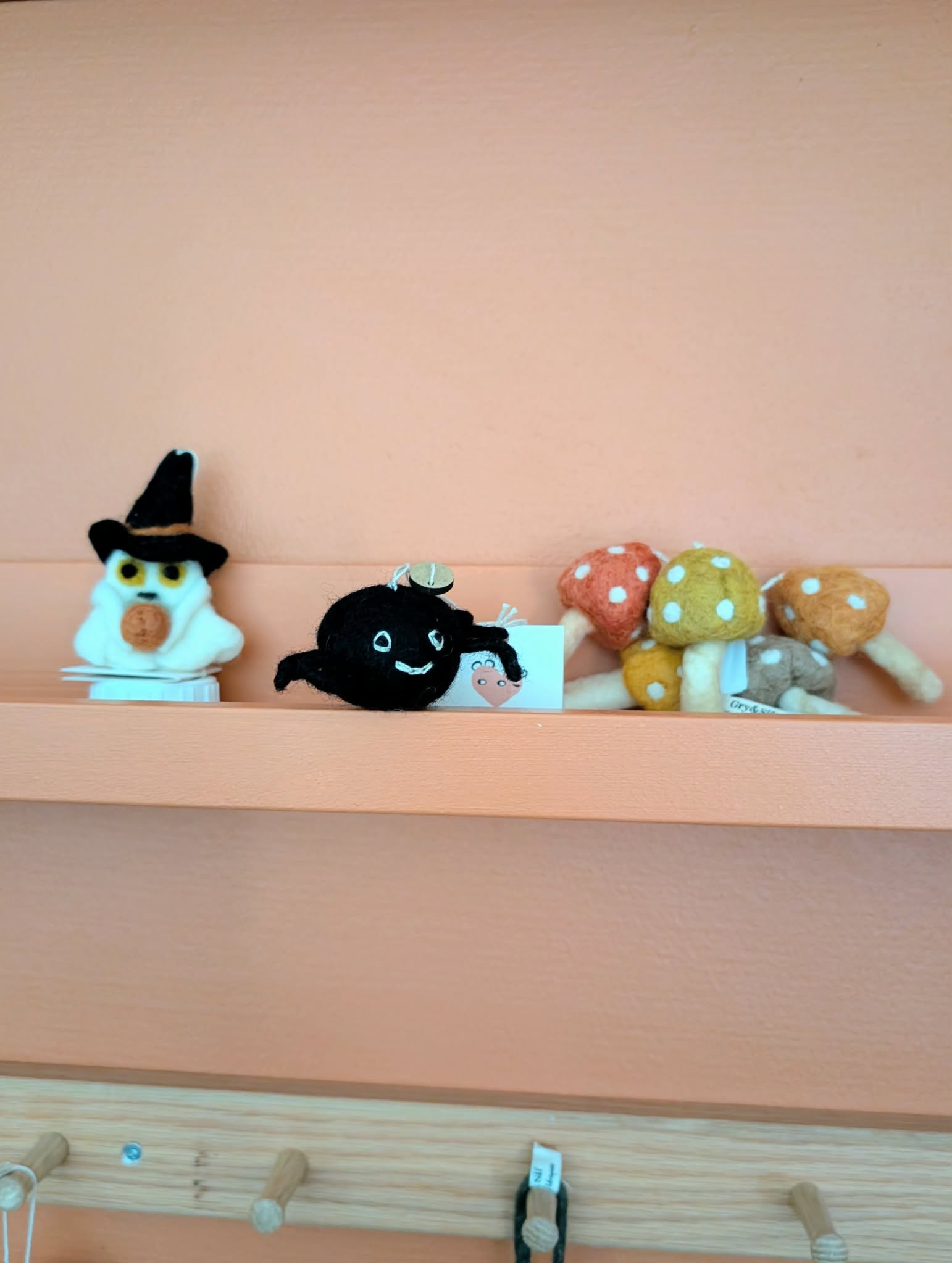 Fantôme d'Halloween, araignée et champignons en feutre Gry & Sif posés sur une étagère terracotta