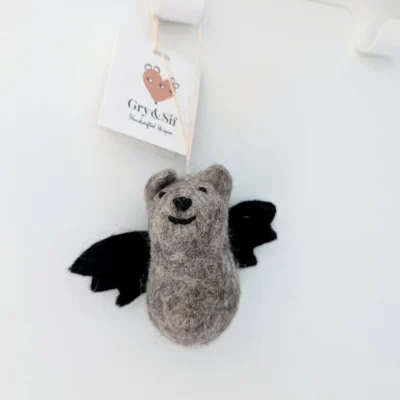Chauve-souris grise en feutre à suspendre – Gry & Sif