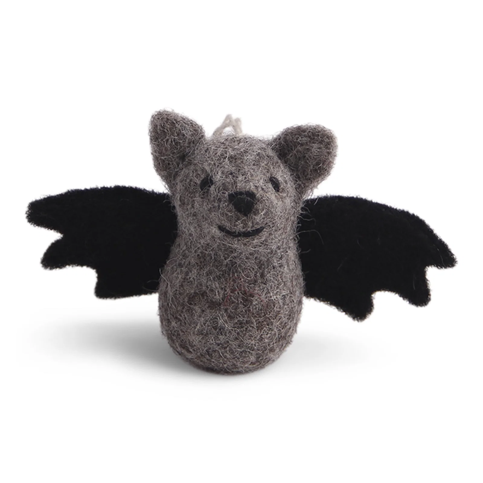 Chauve-souris en feutre gris aux ailes noires déployées et au visage brodé Gry & Sif, sur fond blanc