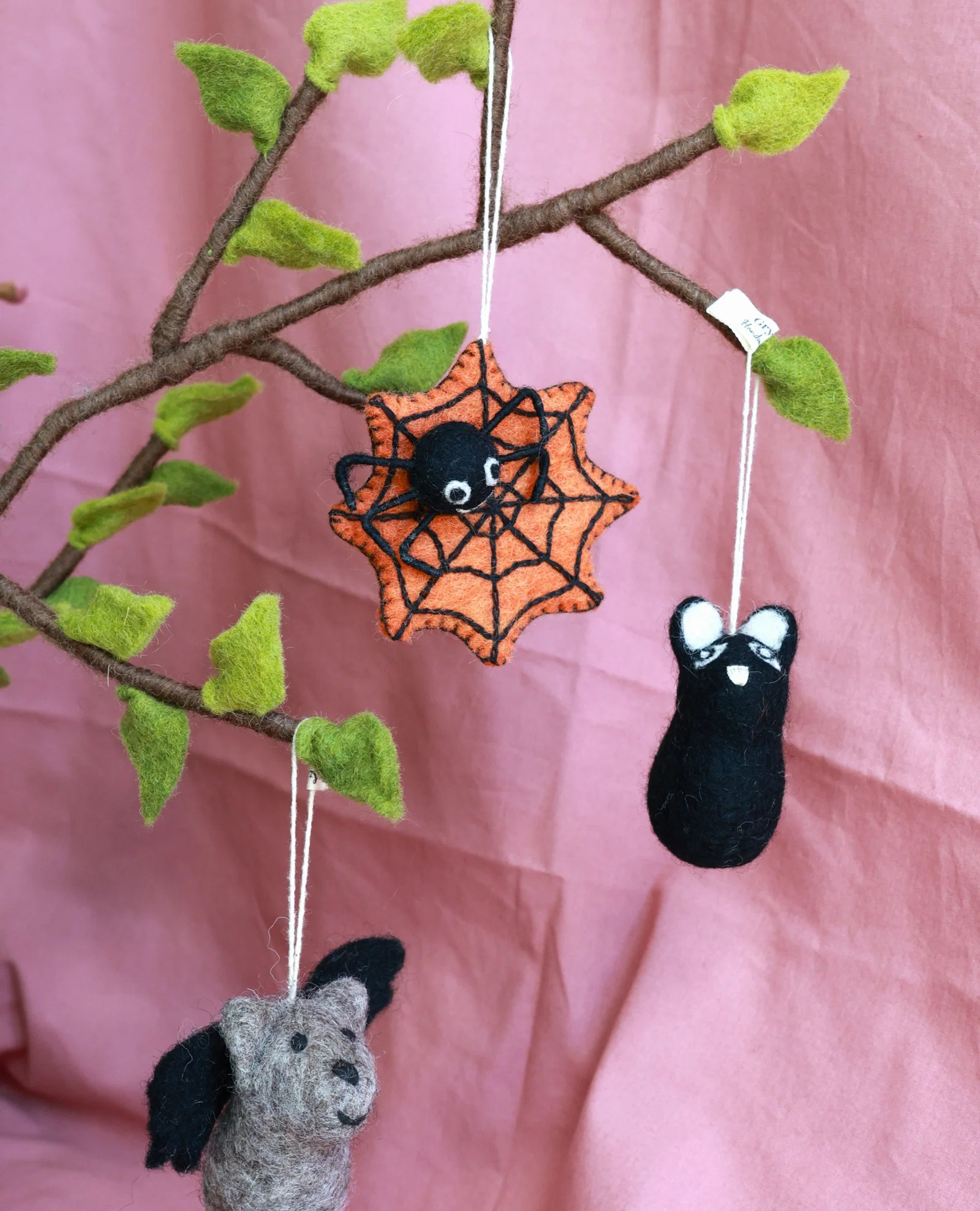 Chauve-souris grise, chauve-souris noire et araignée sur sa toile en feutre Gry & Sif suspendues à une branche décorative