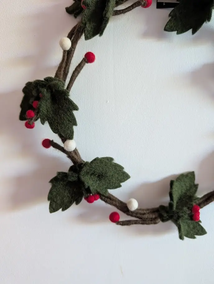 Couronne de houx en feutre 25 cm – Gry & Sif – Image 4