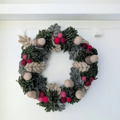 Couronne de Noël en feutre Gry & Sif avec baies rouges, feuilles et glands