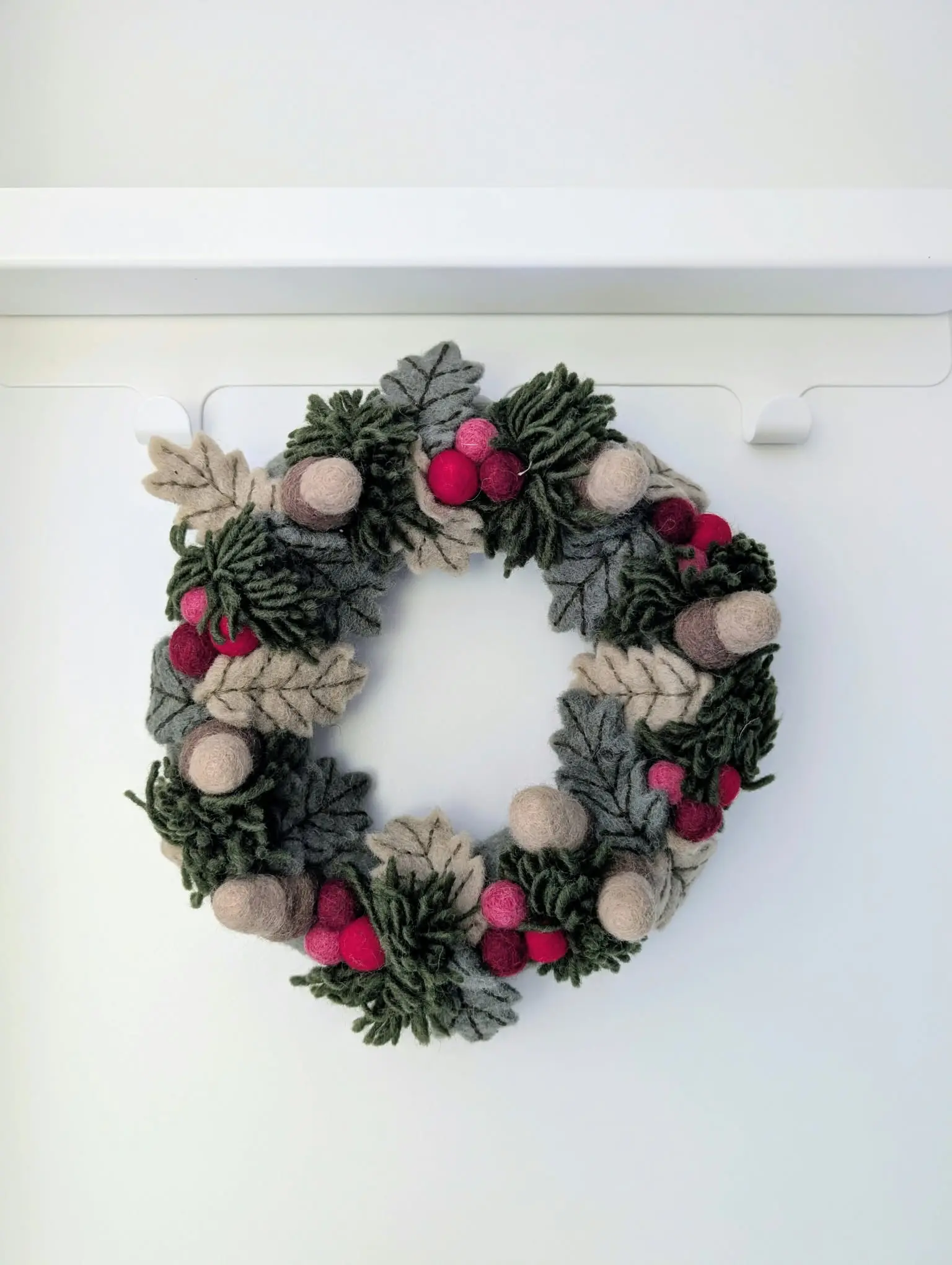 Couronne de Noël en feutre Gry & Sif avec baies rouges, feuilles et glands