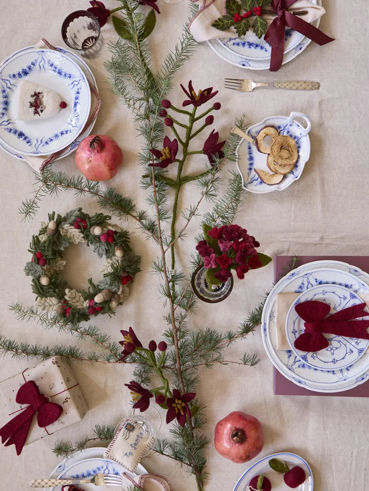 Couronne de Noël en feutre baies rouges, feuilles et glands 20 cm – Gry & Sif – Image 3