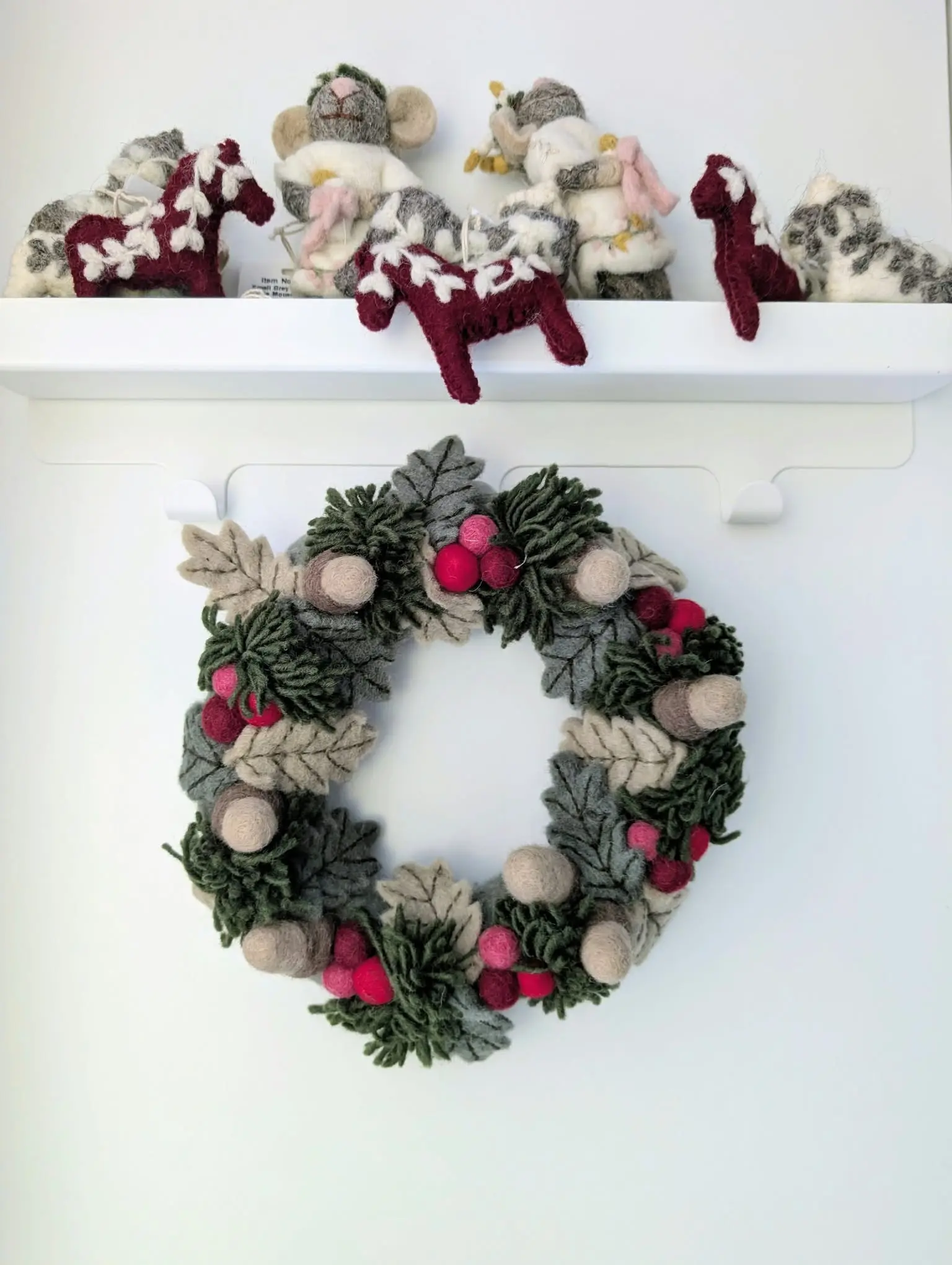 Couronne de Noël en feutre baies rouges, feuilles et glands 20 cm – Gry & Sif – Image 8